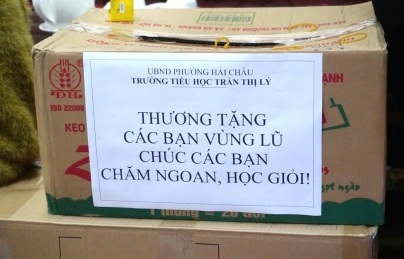 Cô giáo, học sinh Đà Nẵng góp sách vở gửi tặng trường vùng lũ