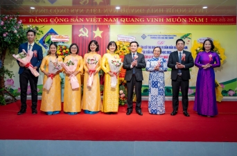 TRƯỜNG TIỂU HỌC NÚI THÀNH TỔ CHỨC LỄ ĐÓN NHẬN CỜ THI ĐUA ĐƠN VỊ DẪN ĐẦU KHỐI THI ĐUA BẬC TIỂU HỌC NĂM HỌC 2024-2025 VÀ KỶ NIỆM 43 NĂM NGÀY NHÀ GIÁO VIỆT NAM