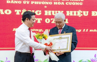 Hòa cường trao huy hiệu đảng đợt 7/11 cho 61 đảng viên