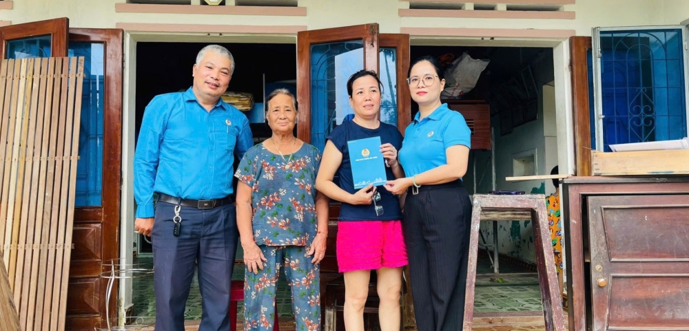 Công đoàn Hòa Cường thăm, hỗ trợ đoàn viên bị ảnh hưởng do mưa lũ