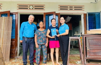 Công đoàn Hòa Cường thăm, hỗ trợ đoàn viên bị ảnh hưởng do mưa lũ