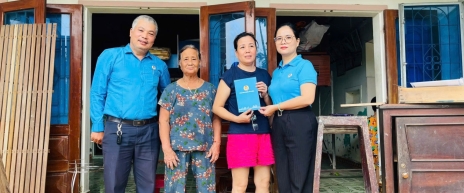 Công đoàn Hòa Cường thăm, hỗ trợ đoàn viên bị ảnh hưởng do mưa lũ Công đoàn Hòa Cường thăm, hỗ trợ đoàn viên bị ảnh hưởng do mưa lũ