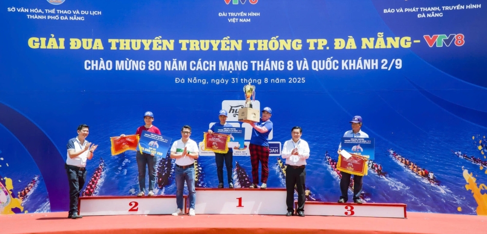 Đội đua thuyền nữ phường hòa cường giành cúp vô địch tại giải đua thuyền truyền thống thành phố đà nẵng – vtv8 năm 2025