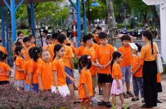 Trải nghiệm làm đèn lồng Trung thu cùng các bạn nhỏ tại Phố đi bộ Bạch Đằng Đà Nẵng