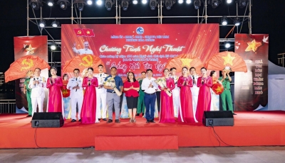 NHỮNG LỜI CA DÂNG BÁC VANG LÊN GIỮA PHỐ ĐI BỘ BẠCH ĐẰNG NHỮNG LỜI CA DÂNG BÁC VANG LÊN GIỮA PHỐ ĐI BỘ BẠCH ĐẰNG