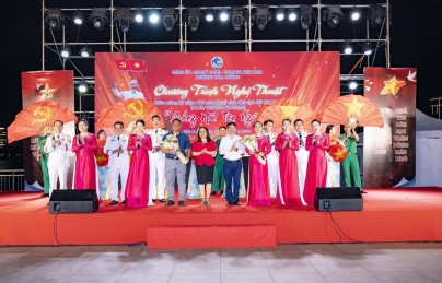 NHỮNG LỜI CA DÂNG BÁC VANG LÊN GIỮA PHỐ ĐI BỘ BẠCH ĐẰNG