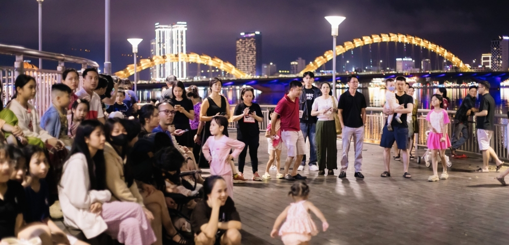 Âm nhạc dân tộc khơi sắc phố đi bộ bạch đằng