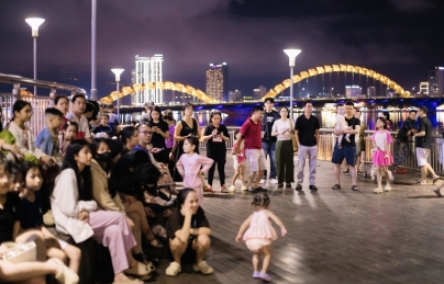 Âm nhạc dân tộc khơi sắc phố đi bộ bạch đằng