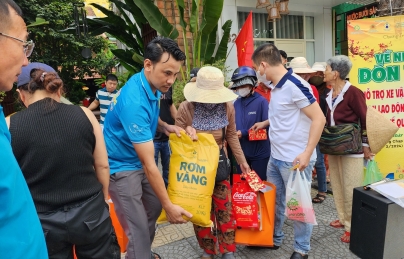 Gom Tết tặng mọi nhà