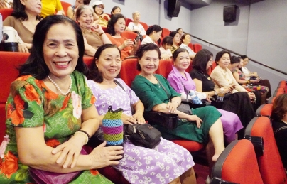 Xúc động buổi xem phim “10 cô gái Ngã ba Đồng Lộc”