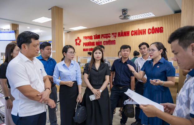 PHƯỜNG HÒA CƯỜNG ĐÓN TIẾP ĐOÀN CÔNG TÁC UBND XÃ CAM AN, TỈNH KHÁNH HÒA ĐẾN THAM QUAN, HỌC TẬP KINH NGHIỆM VỀ CHÍNH QUYỀN SỐ PHƯỜNG HÒA CƯỜNG ĐÓN TIẾP ĐOÀN CÔNG TÁC UBND XÃ CAM AN, TỈNH KHÁNH HÒA ĐẾN THAM QUAN, HỌC TẬP KINH NGHIỆM VỀ CHÍNH QUYỀN SỐ